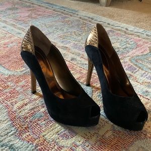 GUESS black and gold platform peep toe heels!